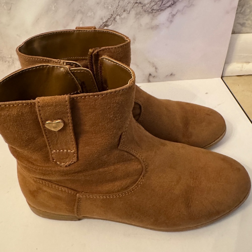 Children place Brown Suede Ankle Boots with Heart Detail